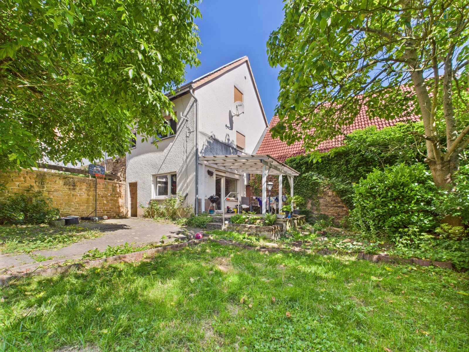 **Spannender Bauernhof mit zwei Häusern, XXL-Scheune, PV-Anlage, Wärmepumpe, 2xGaragen uvm.!**