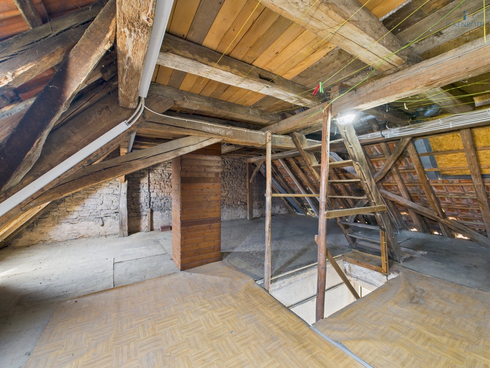 **Spannender Bauernhof mit zwei Häusern, XXL-Scheune, PV-Anlage, Wärmepumpe, 2xGaragen uvm.!**