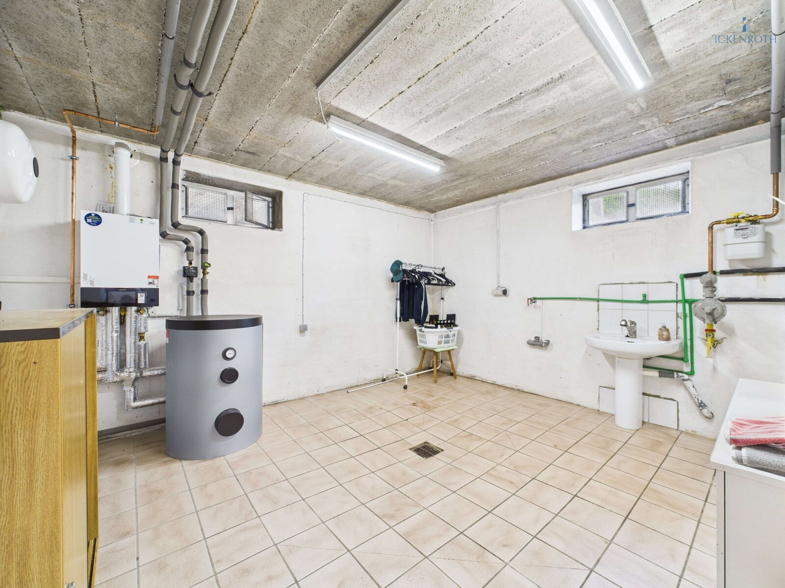 **Einfamilienhaus mit schöner Gartenfläche, guter Raumaufteilung, neuer HZ, gr. Garage, uvm.**