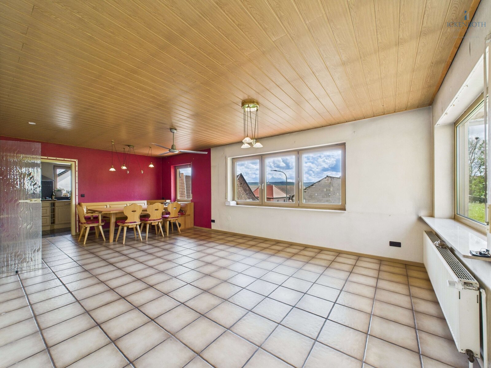 **Einfamilienhaus mit schöner Gartenfläche, guter Raumaufteilung, neuer HZ, gr. Garage, uvm.**