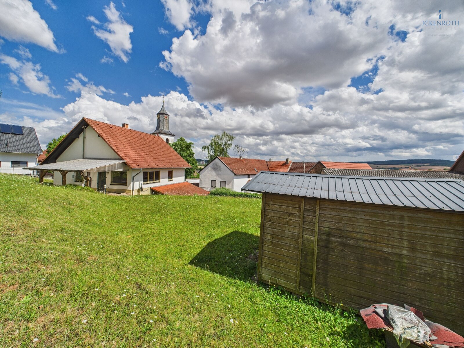 **Einfamilienhaus mit schöner Gartenfläche, guter Raumaufteilung, neuer HZ, gr. Garage, uvm.**