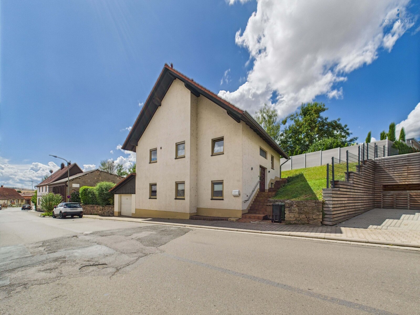 **Einfamilienhaus mit schöner Gartenfläche, guter Raumaufteilung, neuer HZ, gr. Garage, uvm.**