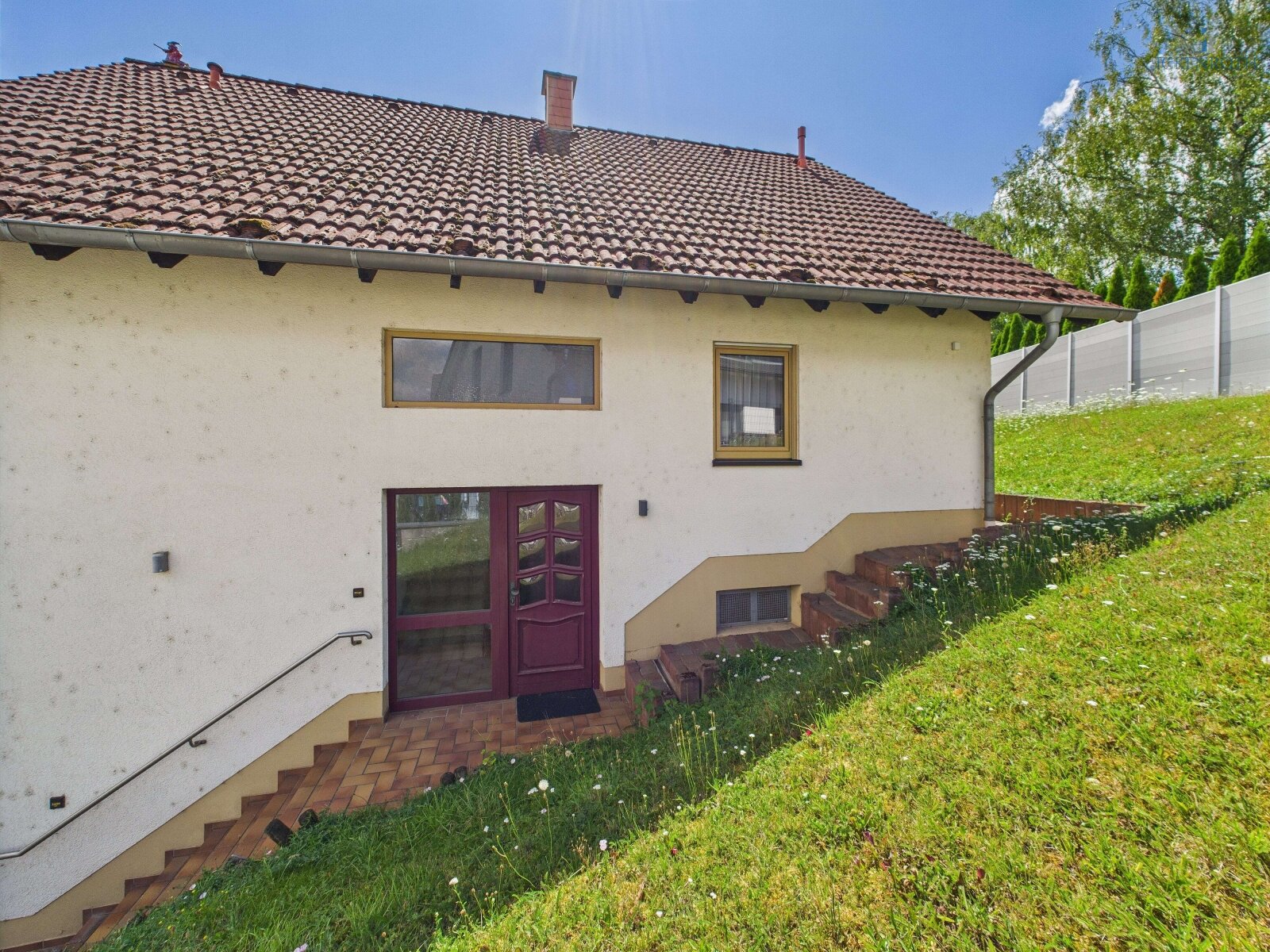 **Einfamilienhaus mit schöner Gartenfläche, guter Raumaufteilung, neuer HZ, gr. Garage, uvm.**