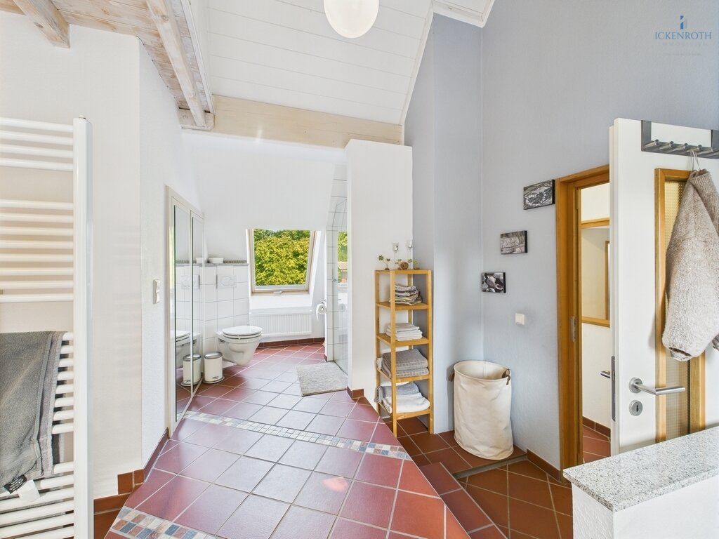 **Charmantes 1-2-Familienhaus mit idyllischer Gartenfläche, neuer HZ, Garage - einzigartig!**