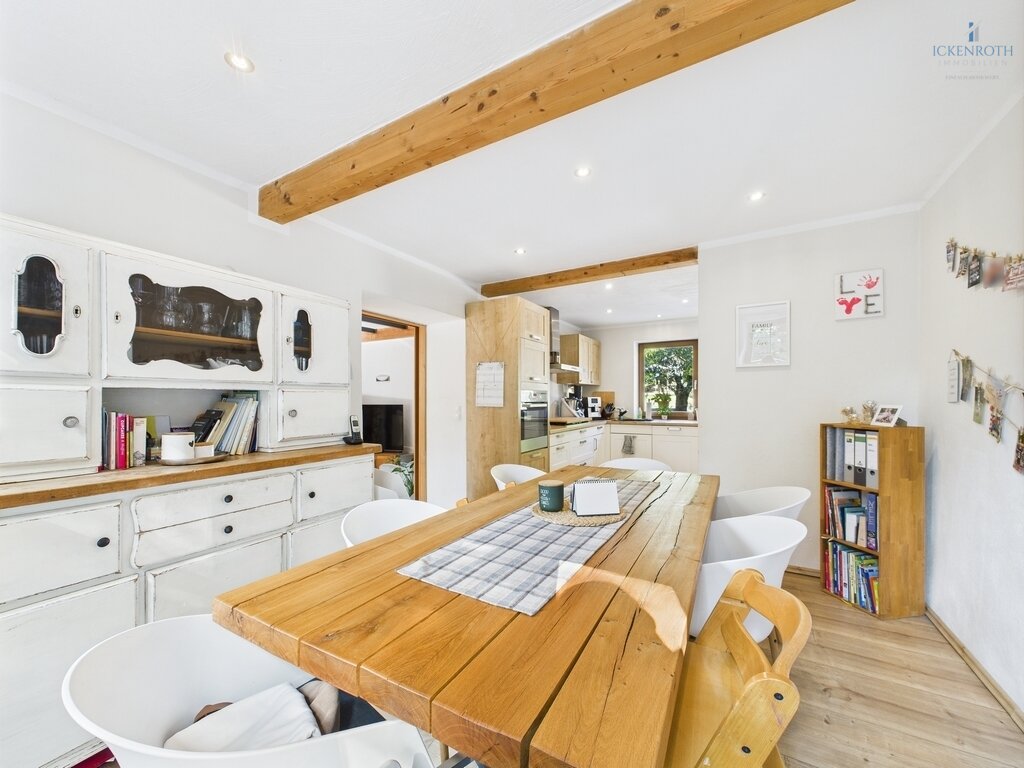 **Charmantes 1-2-Familienhaus mit idyllischer Gartenfläche, neuer HZ, Garage - einzigartig!**