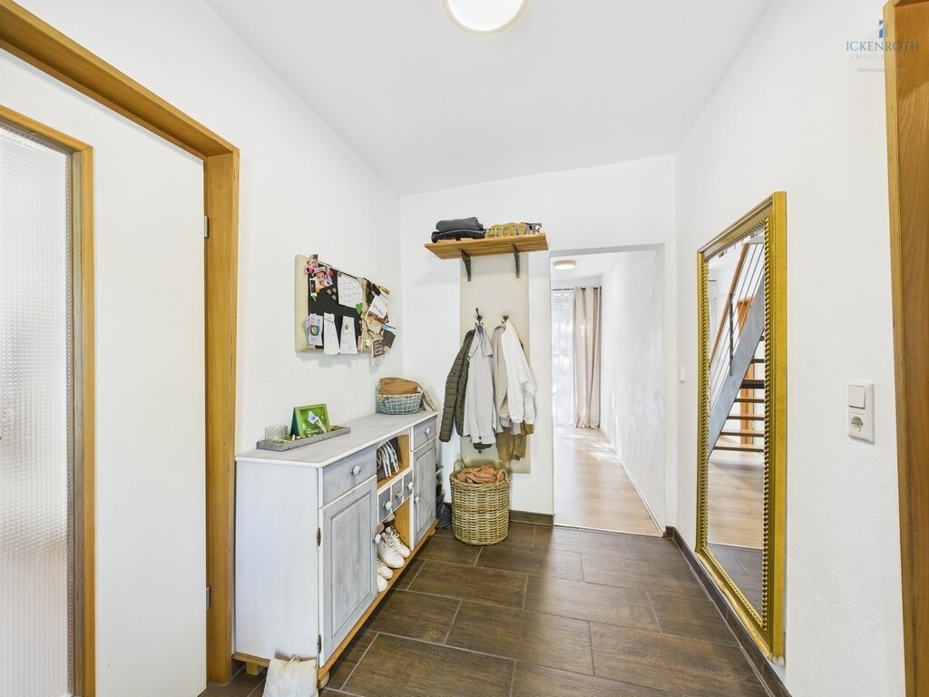 **Charmantes 1-2-Familienhaus mit idyllischer Gartenfläche, neuer HZ, Garage - einzigartig!**