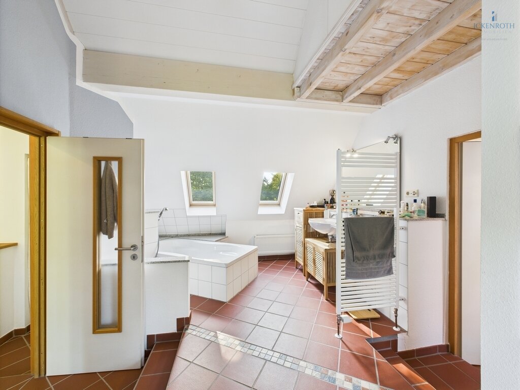 **Charmantes 1-2-Familienhaus mit idyllischer Gartenfläche, neuer HZ, Garage - einzigartig!**