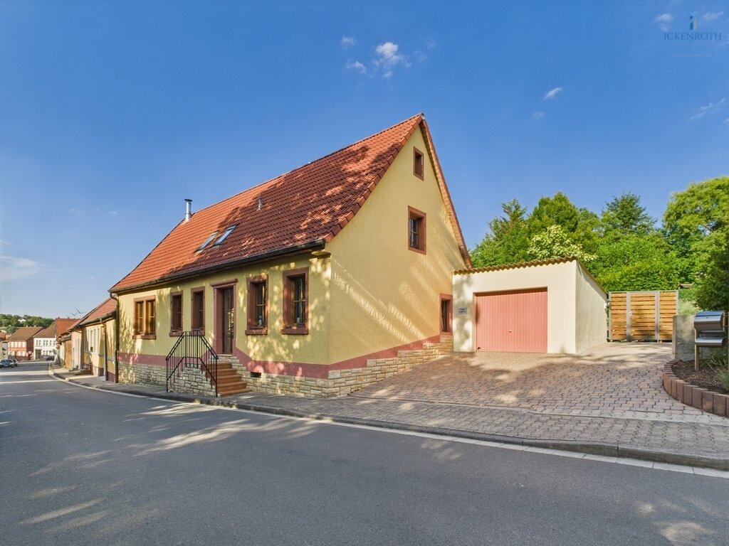 **Charmantes 1-2-Familienhaus mit idyllischer Gartenfläche, neuer HZ, Garage - einzigartig!**