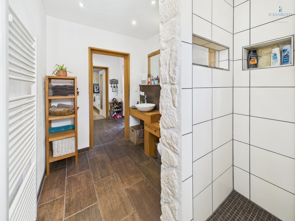 **Charmantes 1-2-Familienhaus mit idyllischer Gartenfläche, neuer HZ, Garage - einzigartig!**