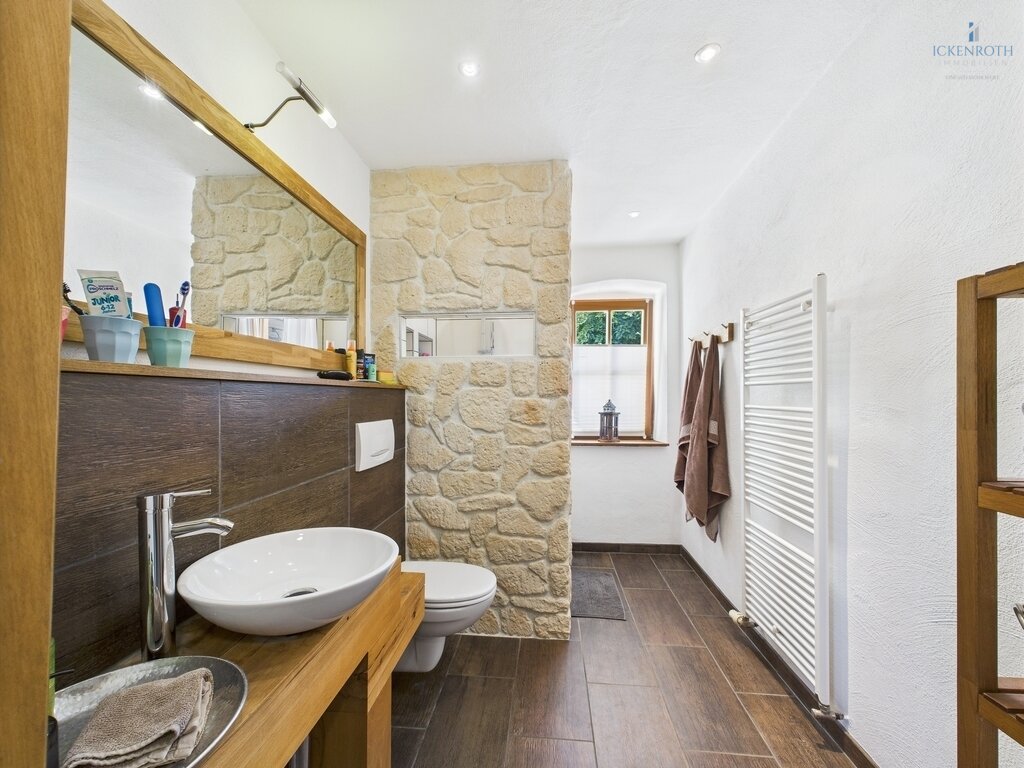 **Charmantes 1-2-Familienhaus mit idyllischer Gartenfläche, neuer HZ, Garage - einzigartig!**