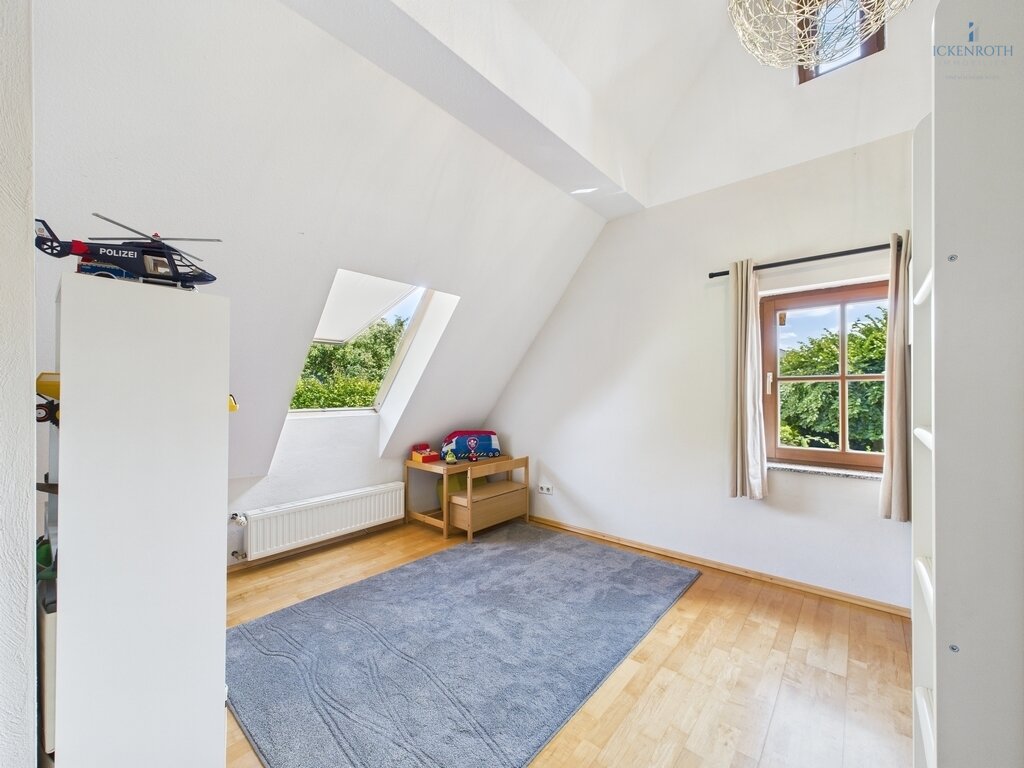 **Charmantes 1-2-Familienhaus mit idyllischer Gartenfläche, neuer HZ, Garage - einzigartig!**