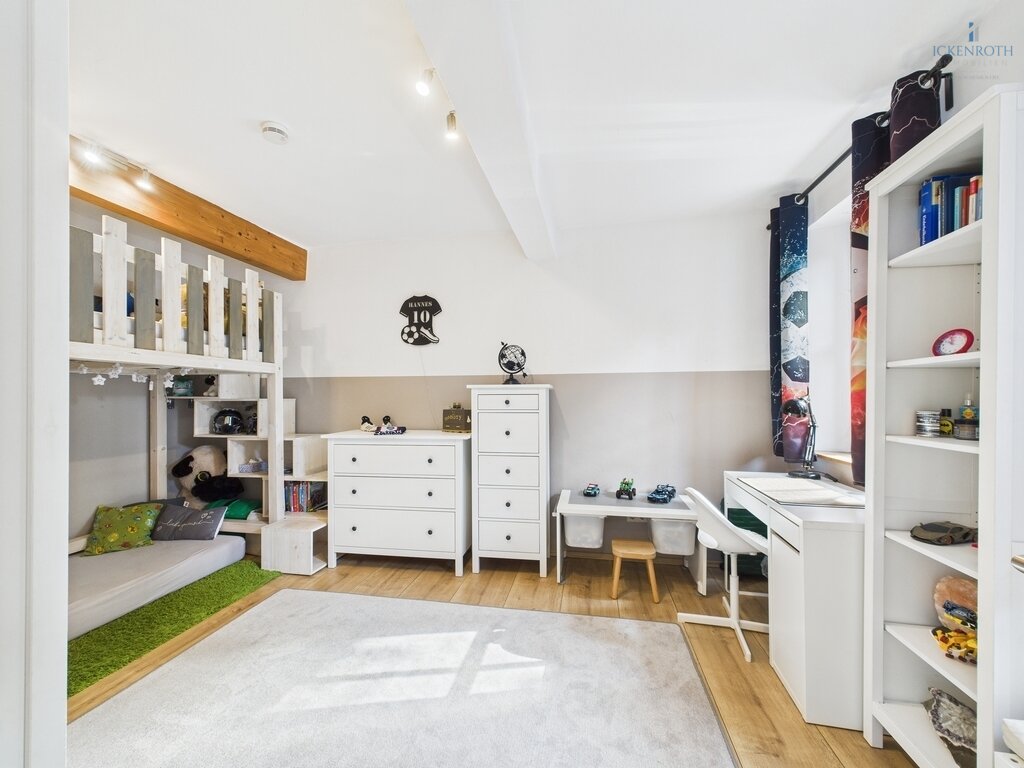 **Charmantes 1-2-Familienhaus mit idyllischer Gartenfläche, neuer HZ, Garage - einzigartig!**