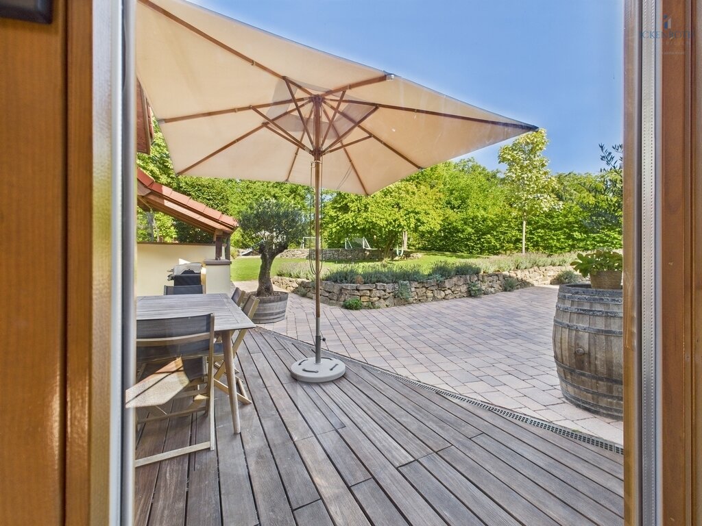 **Charmantes 1-2-Familienhaus mit idyllischer Gartenfläche, neuer HZ, Garage - einzigartig!**