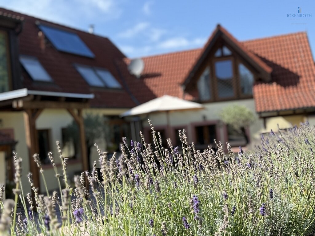 **Charmantes 1-2-Familienhaus mit idyllischer Gartenfläche, neuer HZ, Garage - einzigartig!**