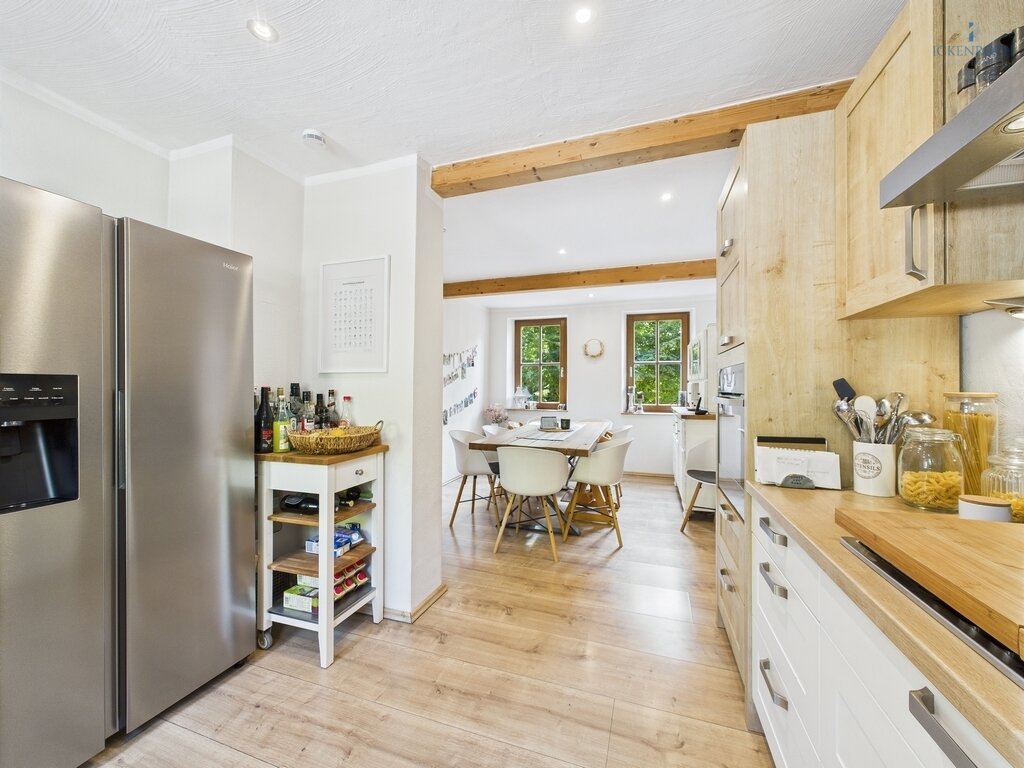 **Charmantes 1-2-Familienhaus mit idyllischer Gartenfläche, neuer HZ, Garage - einzigartig!**