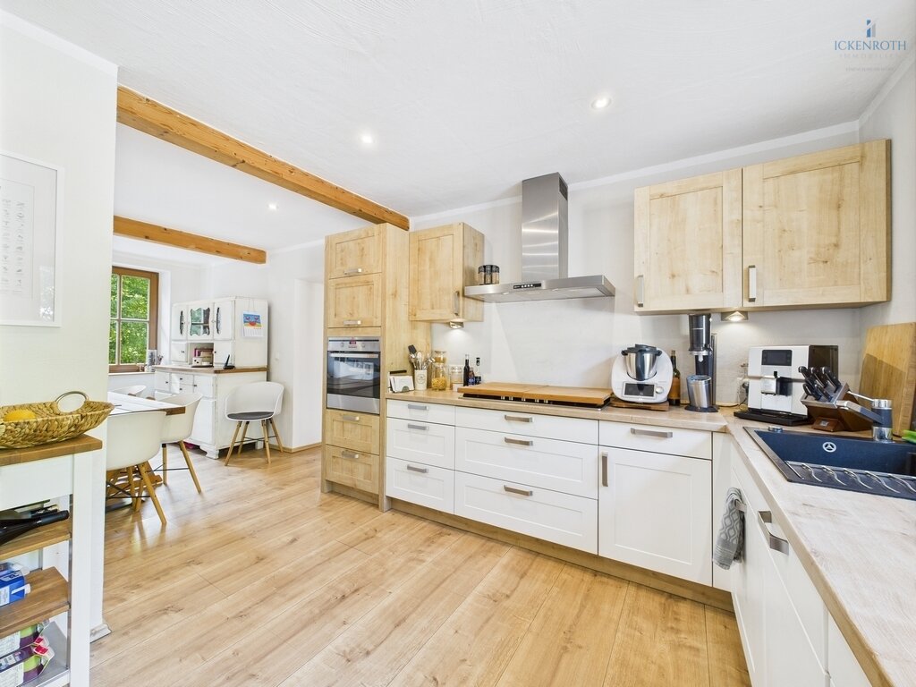 **Charmantes 1-2-Familienhaus mit idyllischer Gartenfläche, neuer HZ, Garage - einzigartig!**