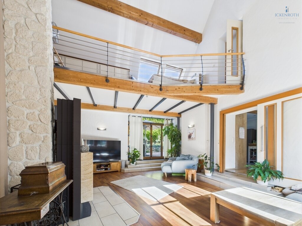 **Charmantes 1-2-Familienhaus mit idyllischer Gartenfläche, neuer HZ, Garage - einzigartig!**