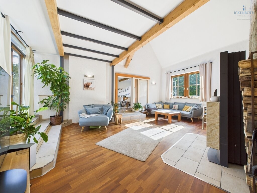 **Charmantes 1-2-Familienhaus mit idyllischer Gartenfläche, neuer HZ, Garage - einzigartig!**