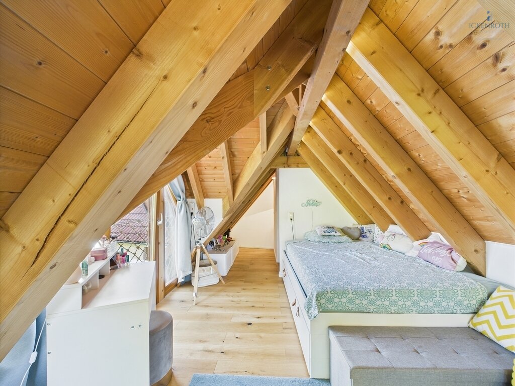 **Charmantes 1-2-Familienhaus mit idyllischer Gartenfläche, neuer HZ, Garage - einzigartig!**