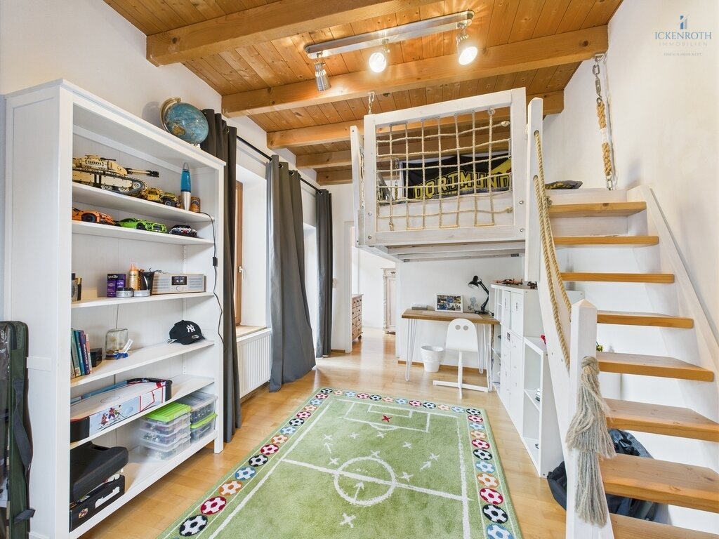 **Charmantes 1-2-Familienhaus mit idyllischer Gartenfläche, neuer HZ, Garage - einzigartig!**