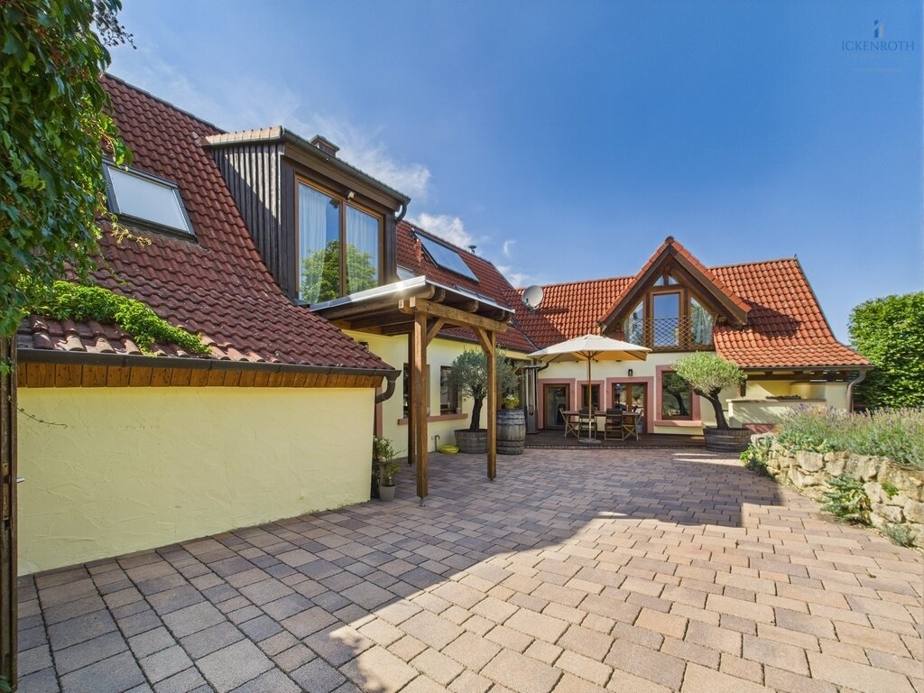 **Charmantes 1-2-Familienhaus mit idyllischer Gartenfläche, neuer HZ, Garage - einzigartig!**