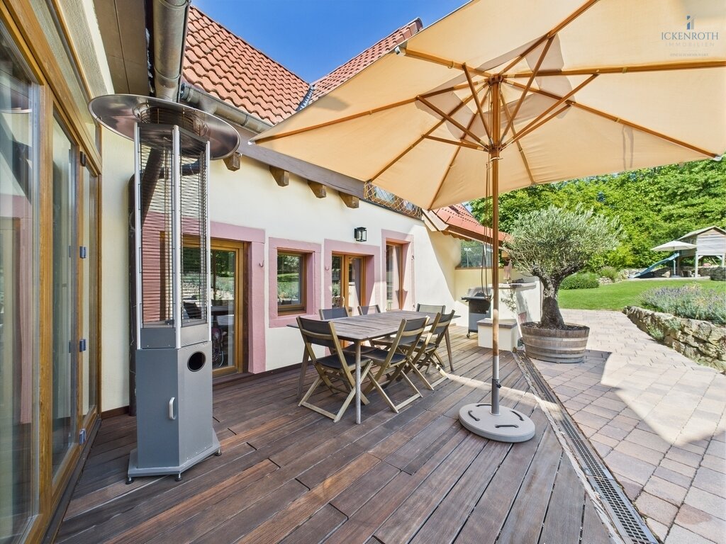 **Charmantes 1-2-Familienhaus mit idyllischer Gartenfläche, neuer HZ, Garage - einzigartig!**