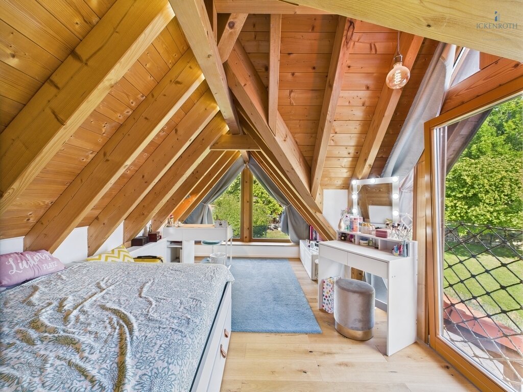 **Charmantes 1-2-Familienhaus mit idyllischer Gartenfläche, neuer HZ, Garage - einzigartig!**