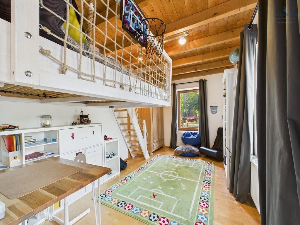 **Charmantes 1-2-Familienhaus mit idyllischer Gartenfläche, neuer HZ, Garage - einzigartig!**