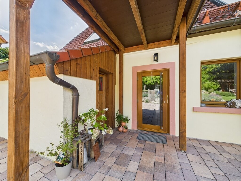 **Charmantes 1-2-Familienhaus mit idyllischer Gartenfläche, neuer HZ, Garage - einzigartig!**