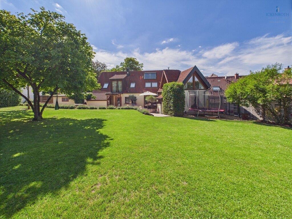 **Charmantes 1-2-Familienhaus mit idyllischer Gartenfläche, neuer HZ, Garage - einzigartig!**