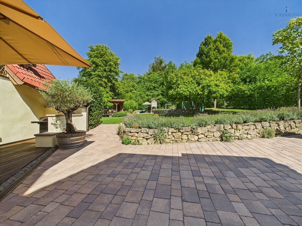 **Charmantes 1-2-Familienhaus mit idyllischer Gartenfläche, neuer HZ, Garage - einzigartig!**