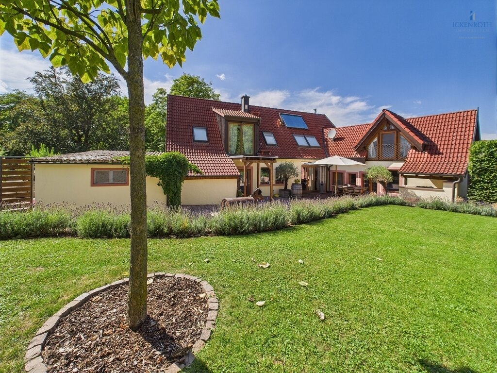 **Charmantes 1-2-Familienhaus mit idyllischer Gartenfläche, neuer HZ, Garage - einzigartig!**