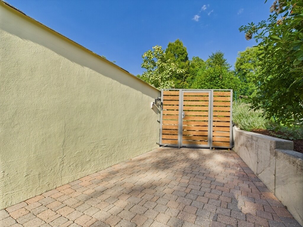 **Charmantes 1-2-Familienhaus mit idyllischer Gartenfläche, neuer HZ, Garage - einzigartig!**