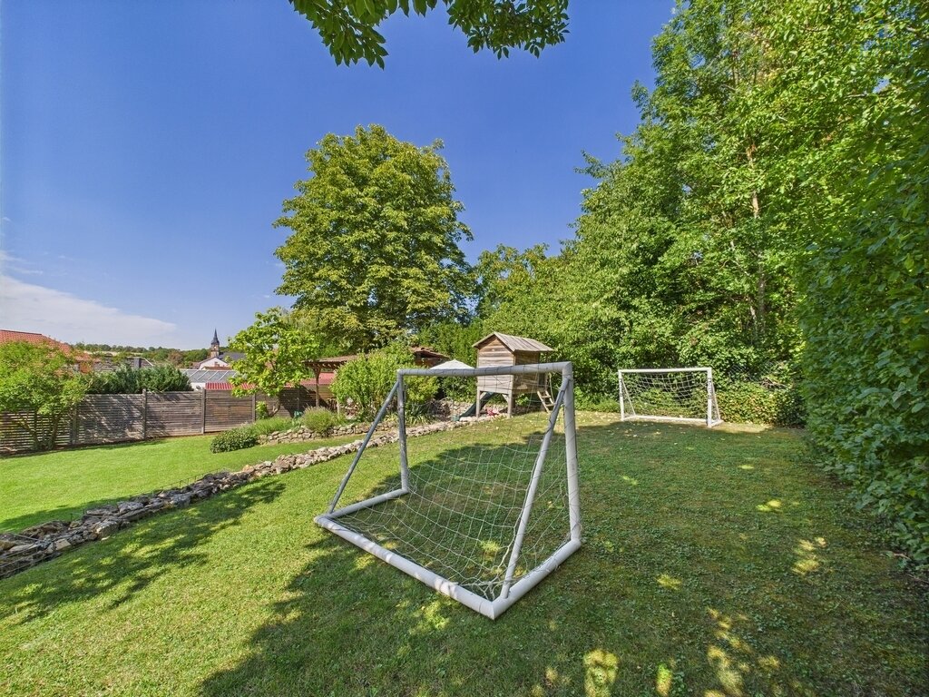 **Charmantes 1-2-Familienhaus mit idyllischer Gartenfläche, neuer HZ, Garage - einzigartig!**