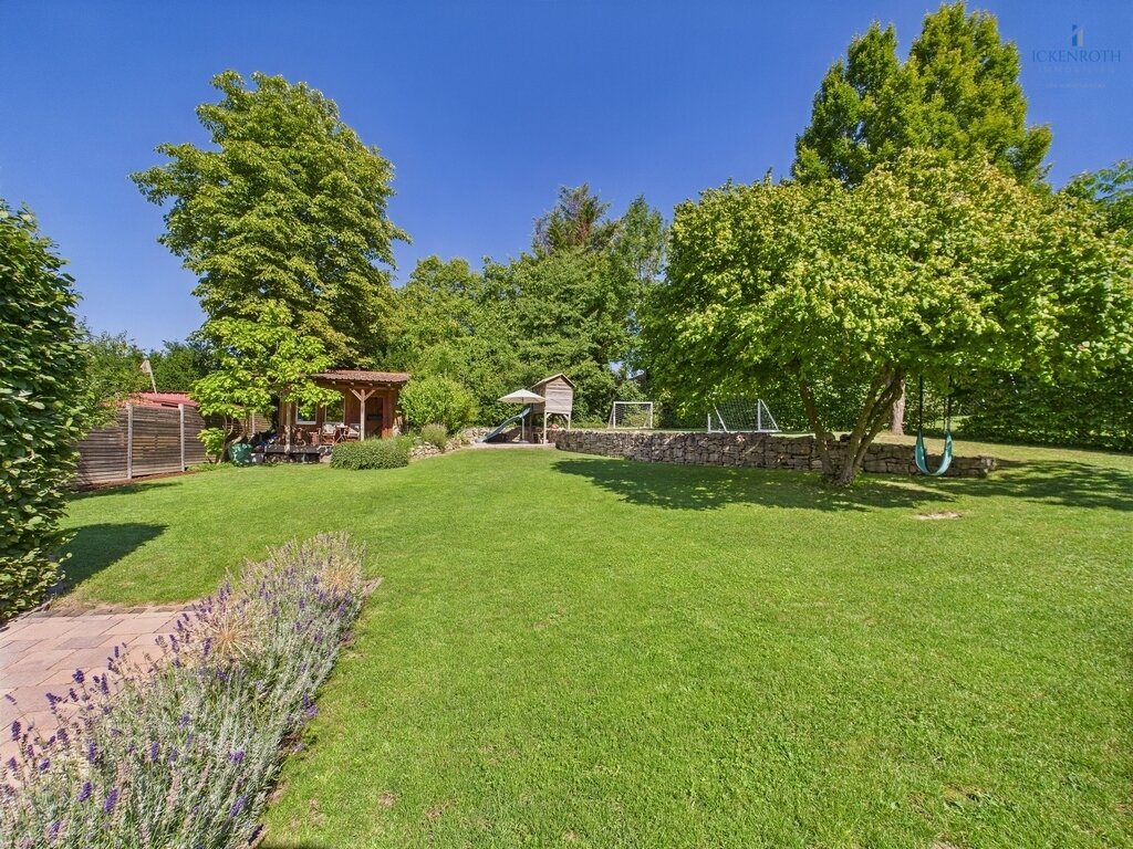 **Charmantes 1-2-Familienhaus mit idyllischer Gartenfläche, neuer HZ, Garage - einzigartig!**