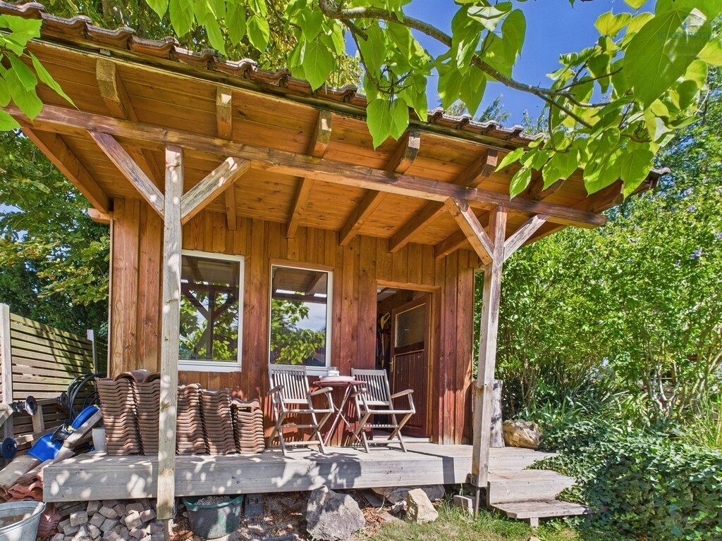 **Charmantes 1-2-Familienhaus mit idyllischer Gartenfläche, neuer HZ, Garage - einzigartig!**