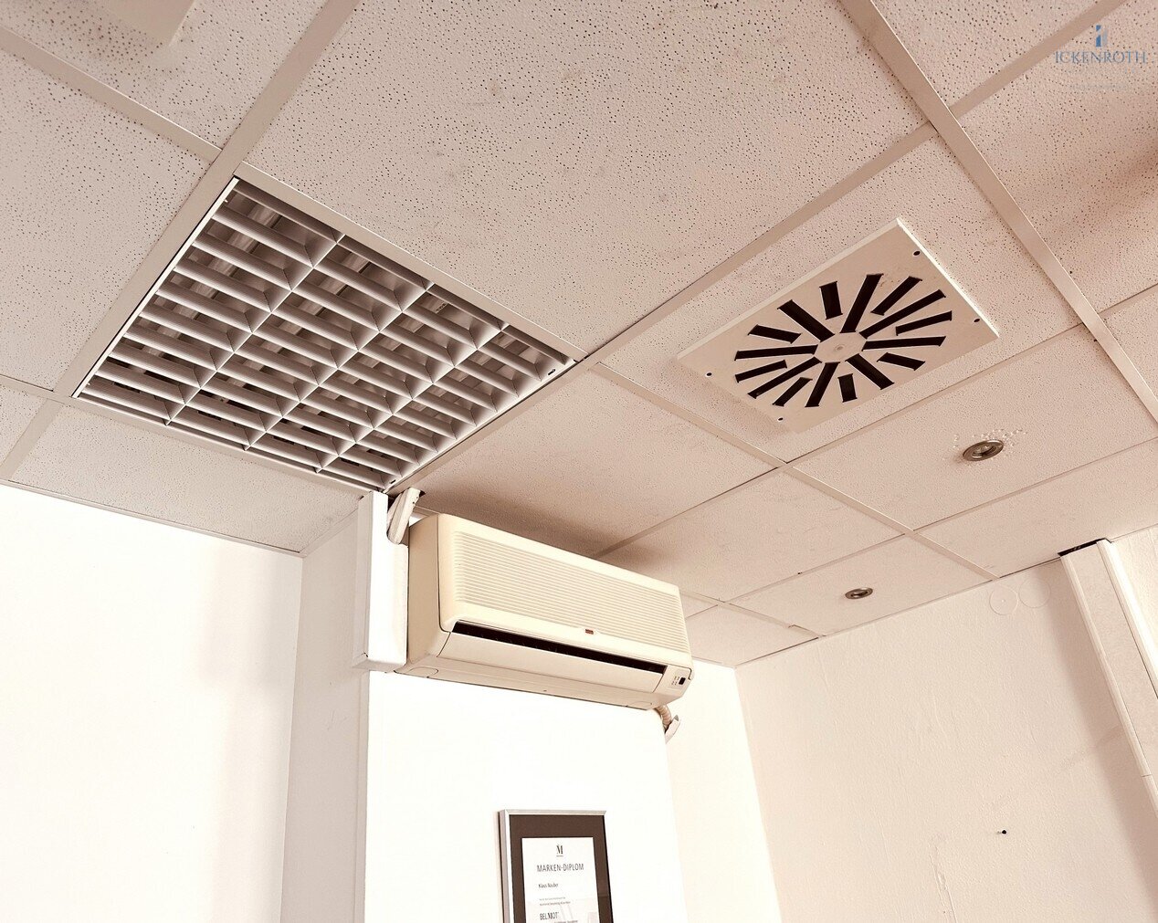 **Zentrale Büroräume (EG, ca.95m²) mit sehr hoher Laufkundschaft und Werbefaktor!** 