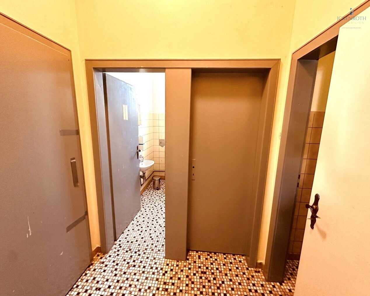 **Zentrale Büroräume (EG, ca.95m²) mit sehr hoher Laufkundschaft und Werbefaktor!** 