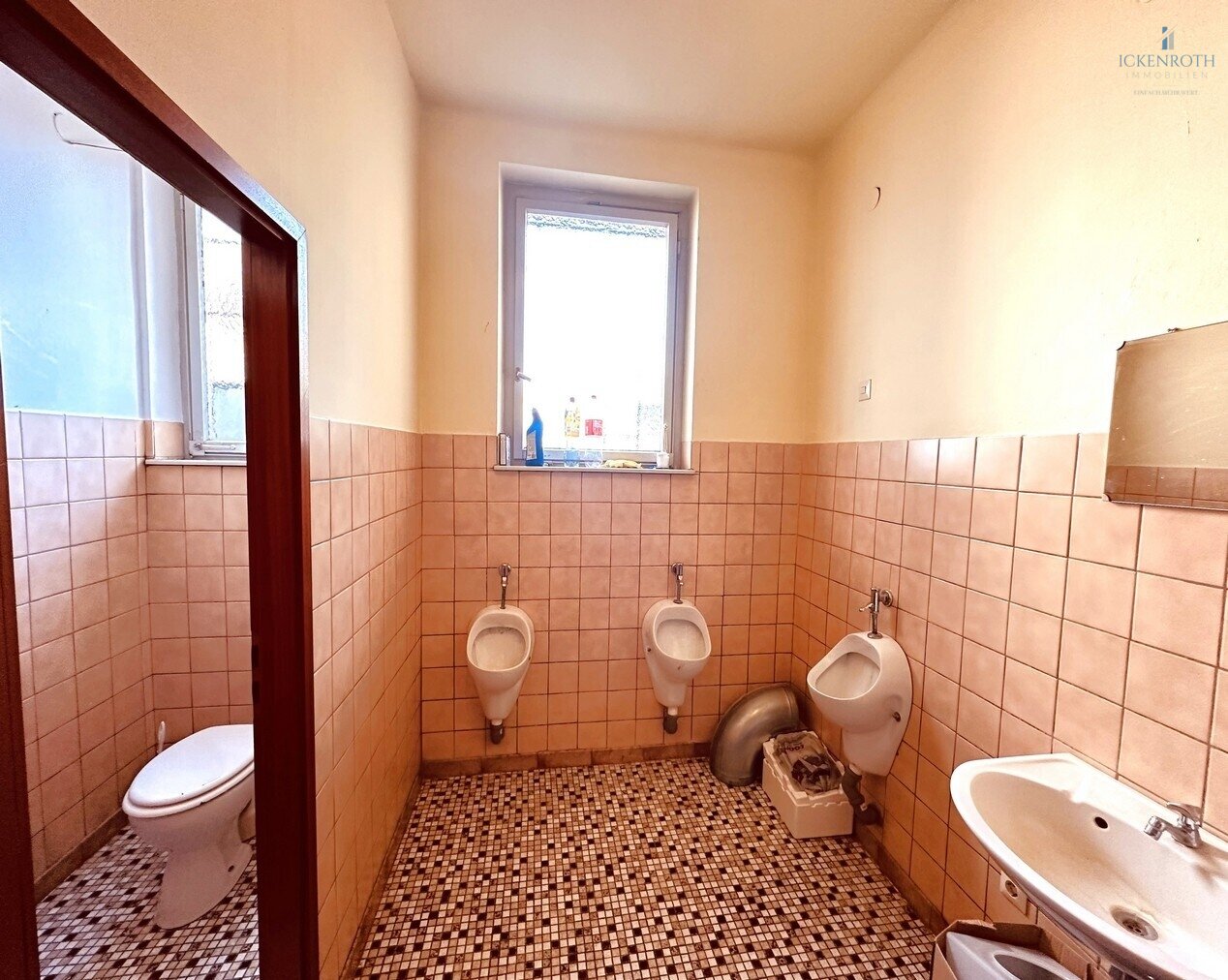 **Zentrale Büroräume (EG, ca.95m²) mit sehr hoher Laufkundschaft und Werbefaktor!** 