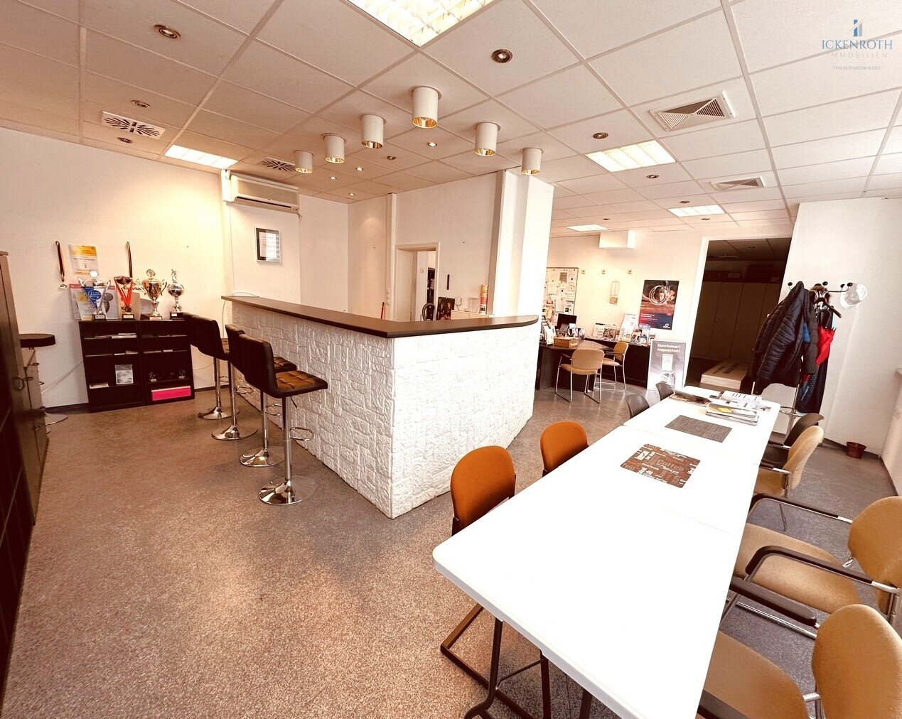 **Zentrale Büroräume (EG, ca.95m²) mit sehr hoher Laufkundschaft und Werbefaktor!** 