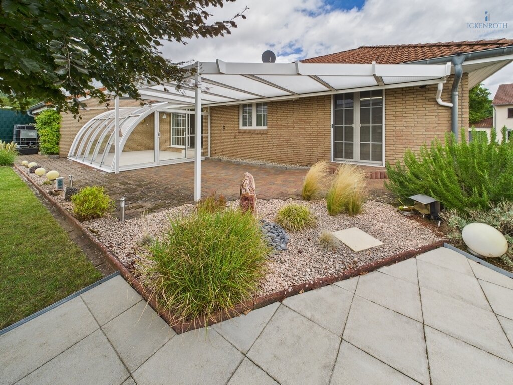 **Traumhafter Bungalow mit idyllischem Garten, XXL Garage, Wintergarten, barrierefrei!**