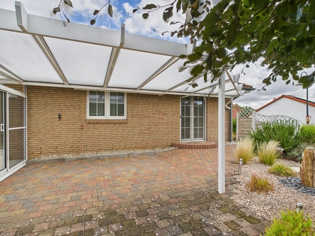 **Traumhafter Bungalow mit idyllischem Garten, XXL Garage, Wintergarten, barrierefrei!**