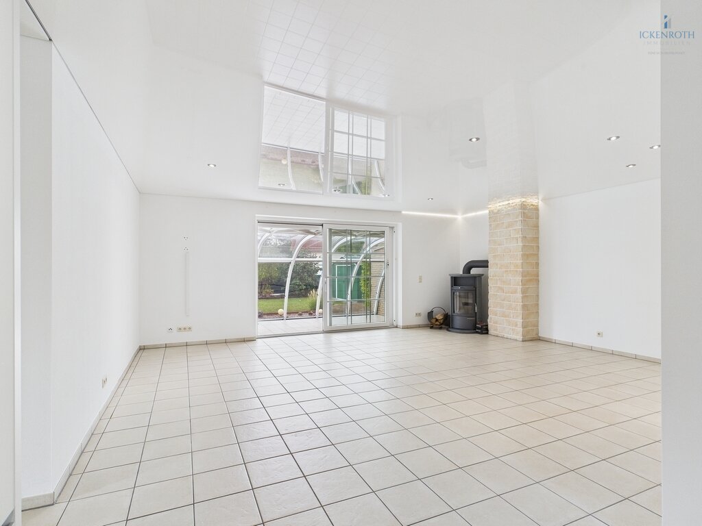 **Traumhafter Bungalow mit idyllischem Garten, XXL Garage, Wintergarten, barrierefrei!**