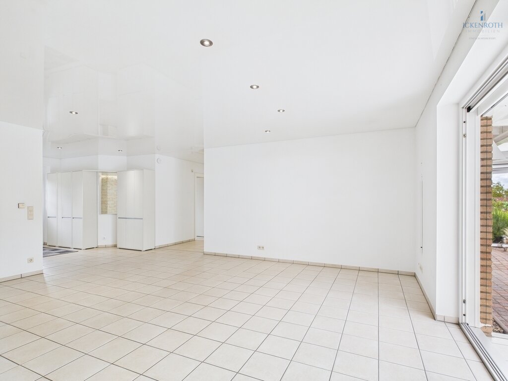 **Traumhafter Bungalow mit idyllischem Garten, XXL Garage, Wintergarten, barrierefrei!**