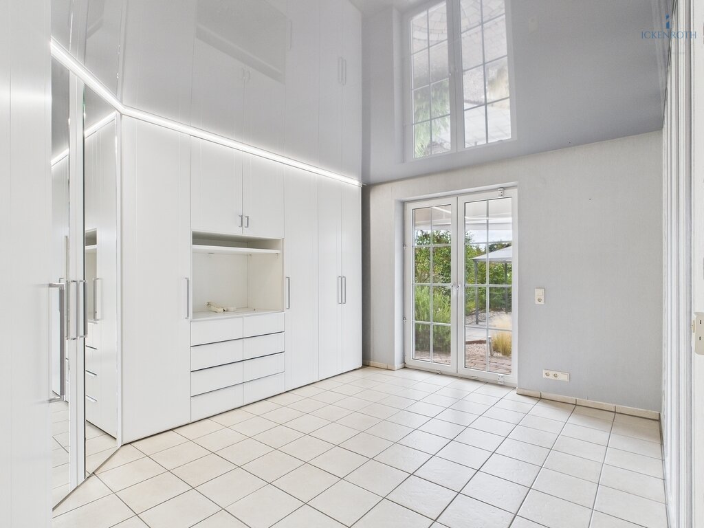 **Traumhafter Bungalow mit idyllischem Garten, XXL Garage, Wintergarten, barrierefrei!**