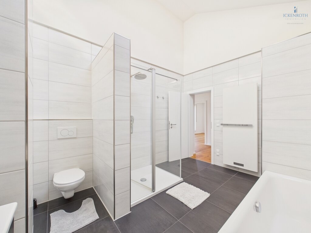 **Modernes Einfamilienhaus mit Ausbaufläche, gr. Scheune, Gartengrundstück + idyllischer Wiesenfläche! Tolle Kombination!**