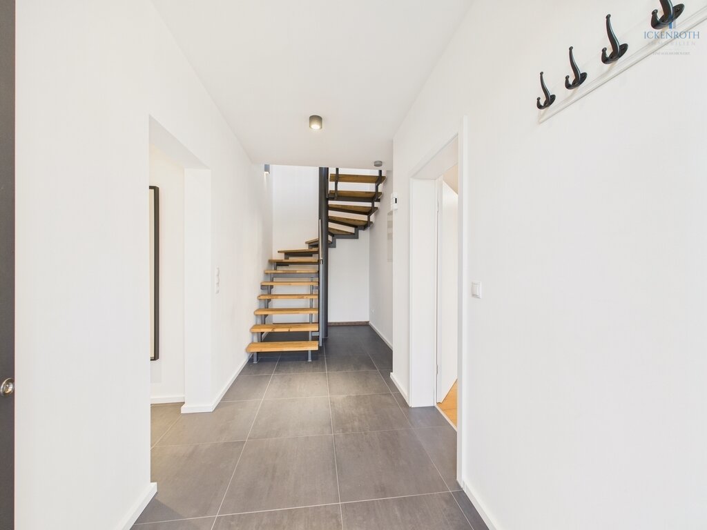 **Modernes Einfamilienhaus mit Ausbaufläche, gr. Scheune, Gartengrundstück + idyllischer Wiesenfläche! Tolle Kombination!**