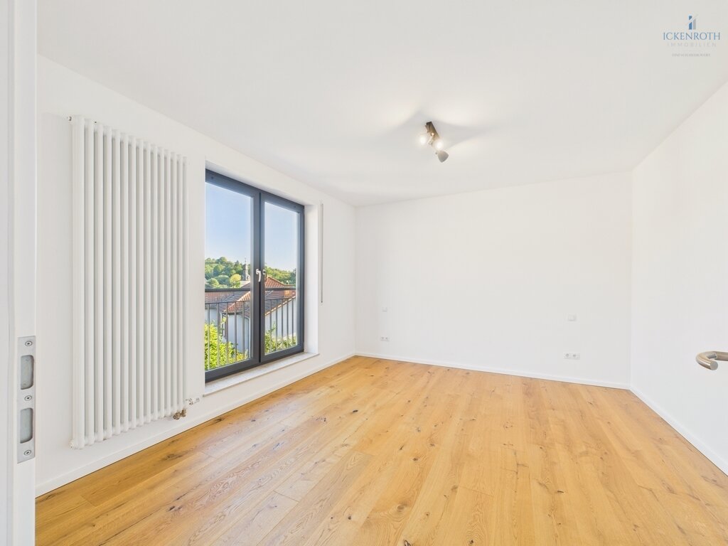 **Modernes Einfamilienhaus mit Ausbaufläche, gr. Scheune, Gartengrundstück + idyllischer Wiesenfläche! Tolle Kombination!**