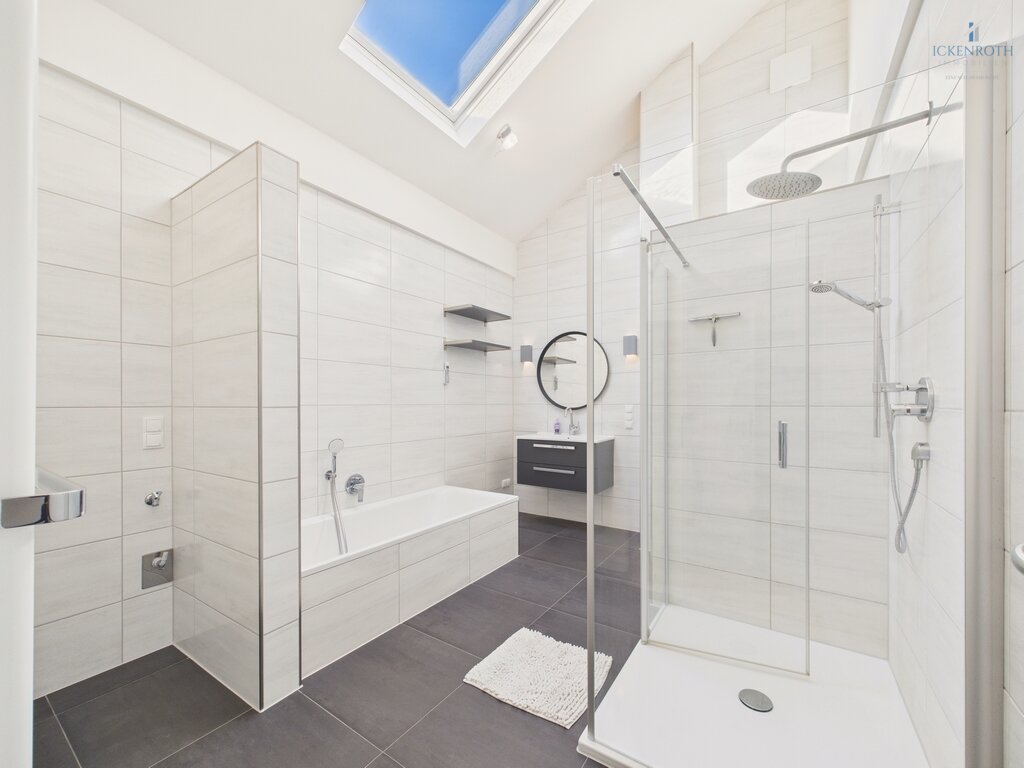 **Modernes Einfamilienhaus mit Ausbaufläche, gr. Scheune, Gartengrundstück + idyllischer Wiesenfläche! Tolle Kombination!**