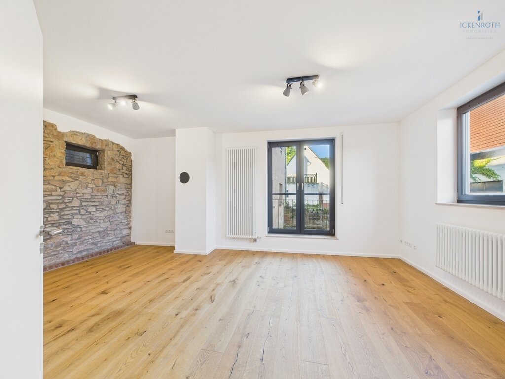 **Modernes Einfamilienhaus mit Ausbaufläche, gr. Scheune, Gartengrundstück + idyllischer Wiesenfläche! Tolle Kombination!**